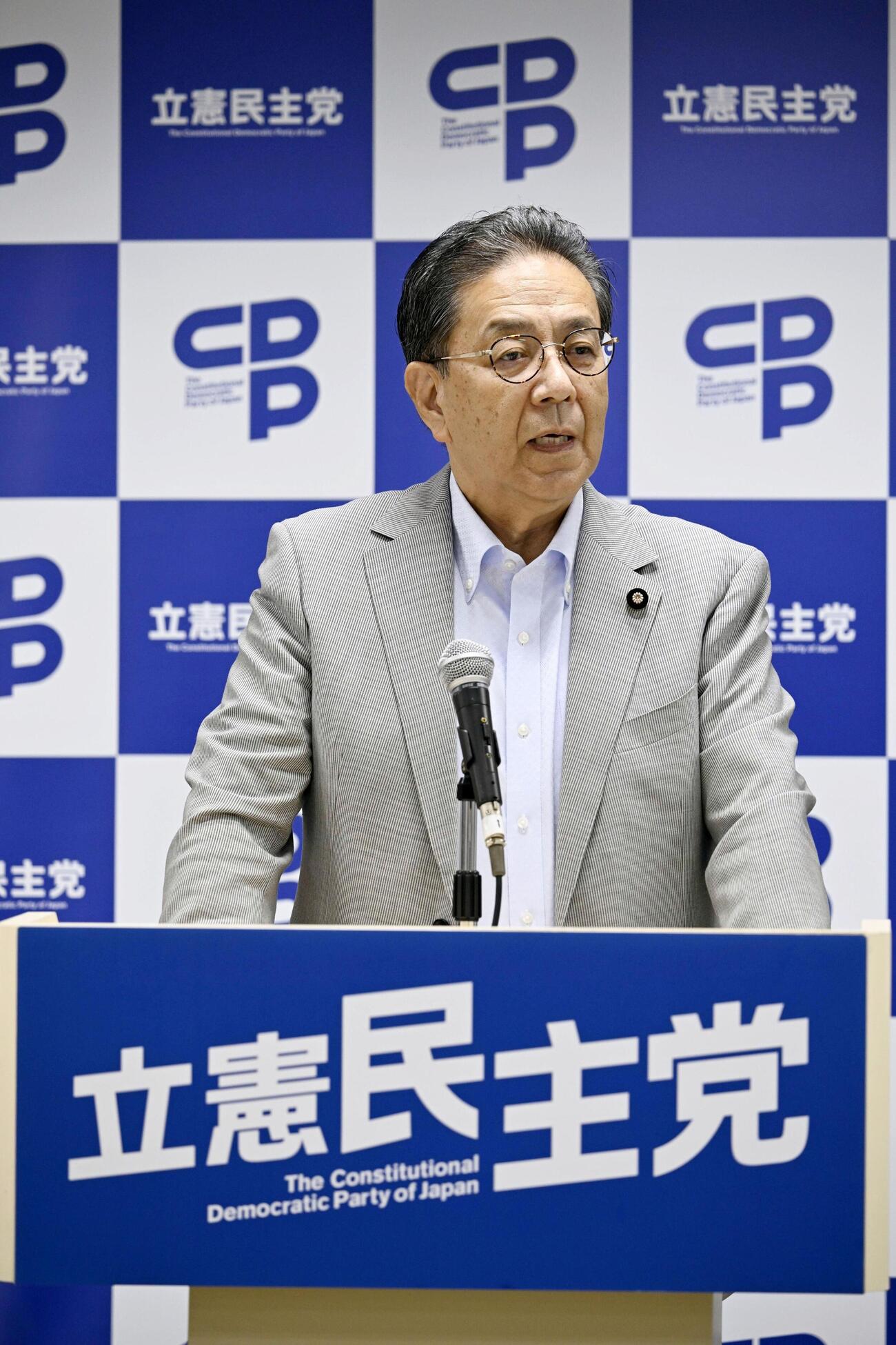 立憲民主党の全議員懇談会であいさつする水岡代表＝28日午前、東京・永田町の党本部（共同）