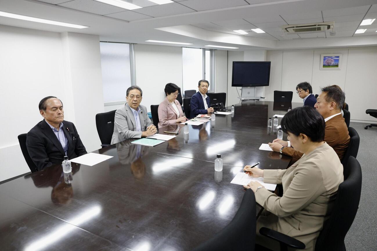 立憲民主党本部で開かれた臨時常任幹事会＝28日午前、東京・永田町（共同）