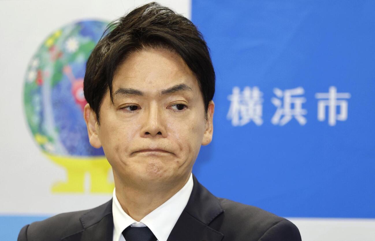 記者会見で辞意を表明し、厳しい表情を見せる横浜市の山中竹春市長（共同）