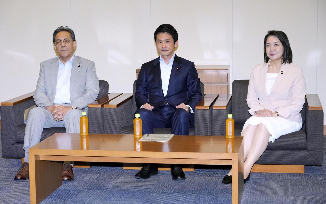 会談に臨む（左から）立憲民主党の水岡代表、中道改革連合の小川代表、公明党の竹谷代表（共同）