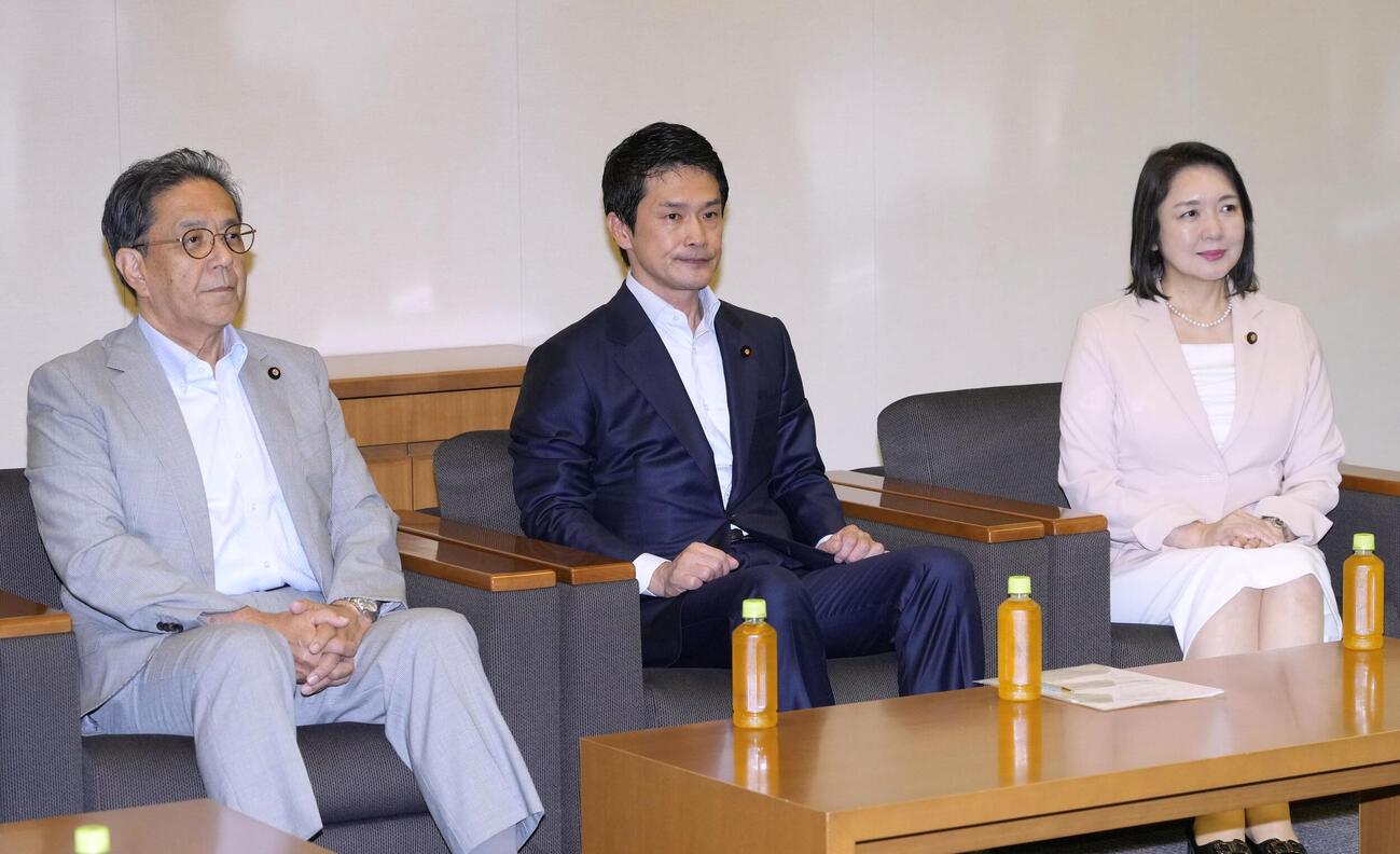 会談に臨む（左から）立憲民主党の水岡代表、中道改革連合の小川代表、公明党の竹谷代表（共同）