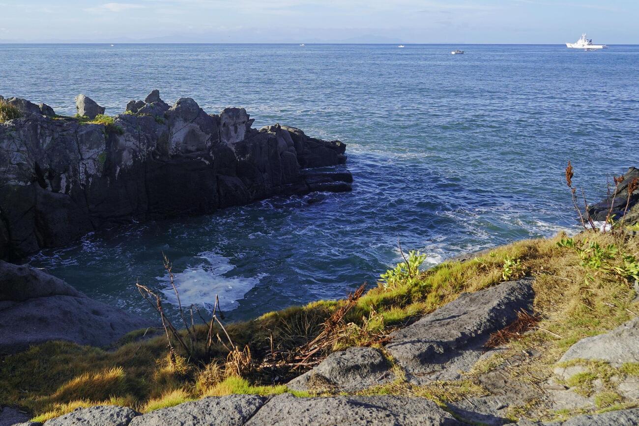 鹿児島県いちき串木野市の「照島神社」付近の海岸＝29日午前7時13分(共同)