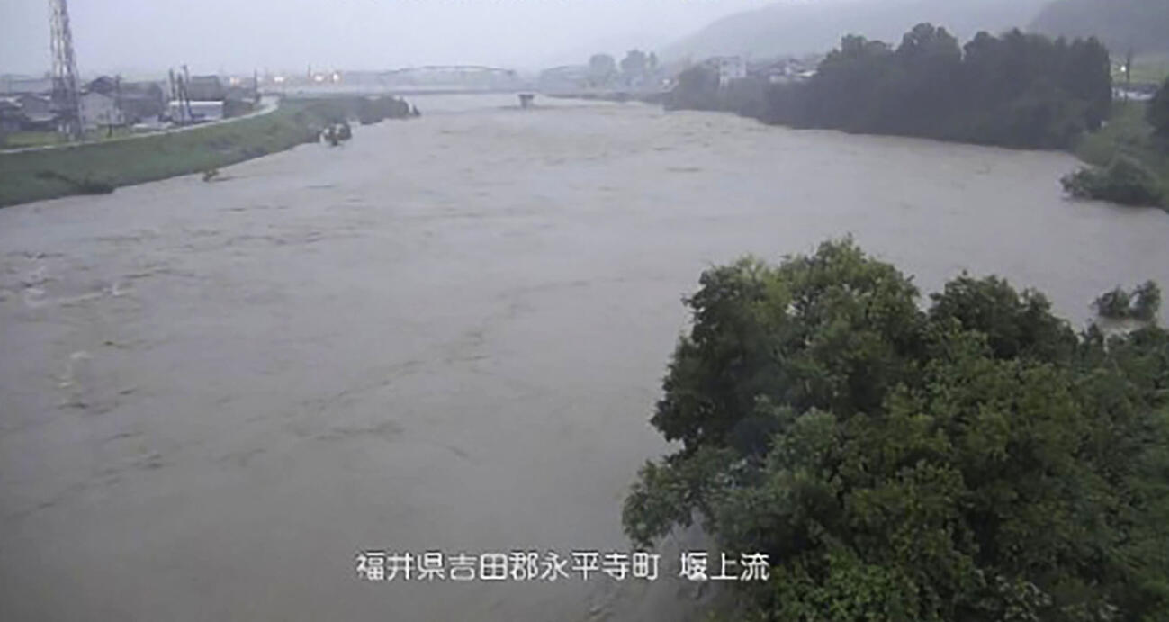 大雨で増水した福井県永平寺町の九頭竜川のライブカメラ画像＝30日午前（国交省提供）