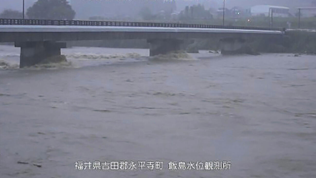 大雨で増水した福井県永平寺町の九頭竜川のライブカメラ画像＝30日午前（国交省提供）