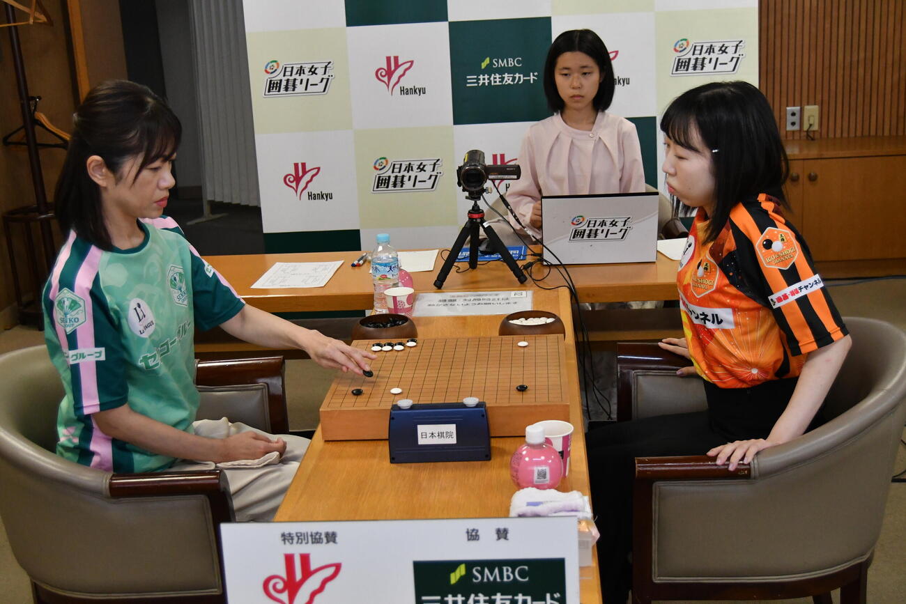 四将戦で戦う井澤秋乃五段（左）対茂呂有紗三段（右）