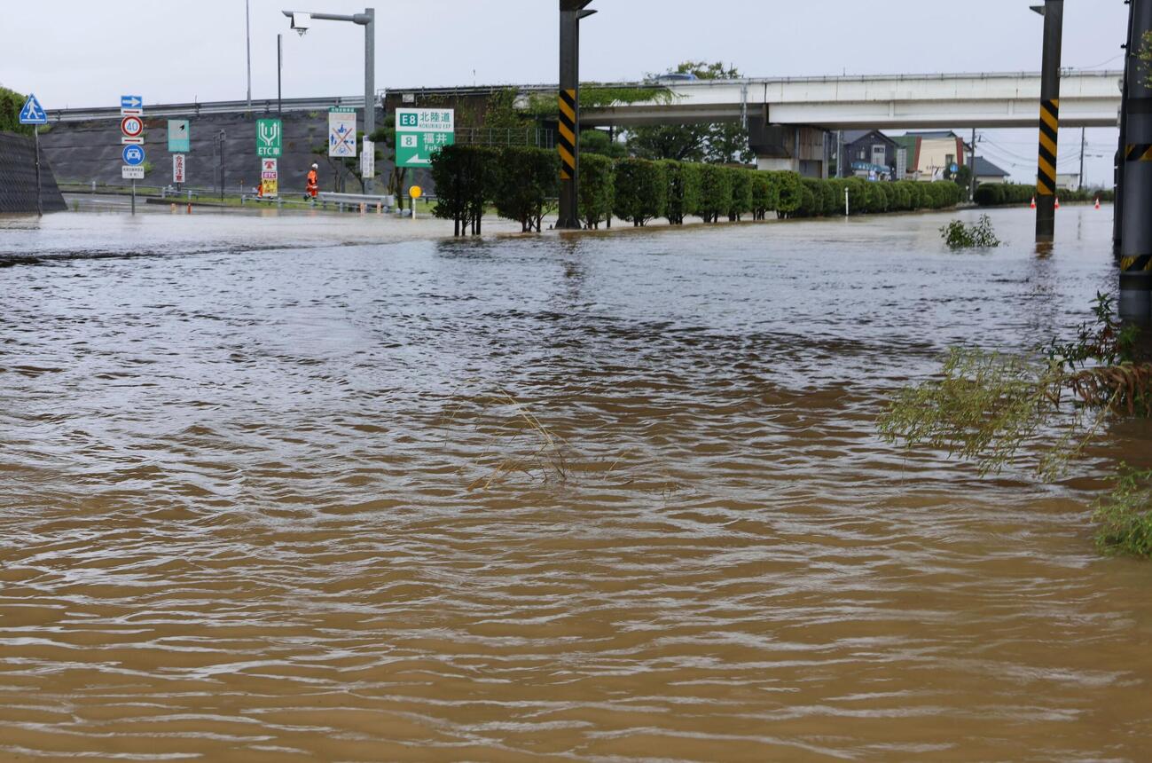大雨で冠水した福井市内の道路（共同）