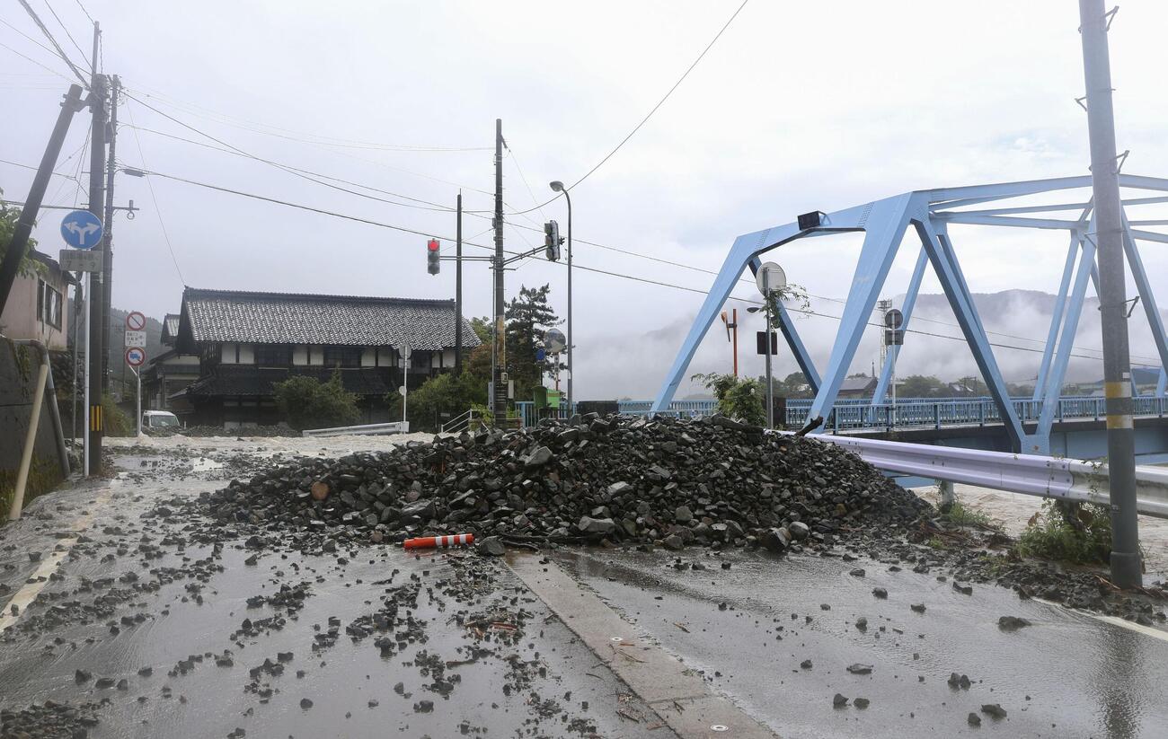大雨の影響で通行止めになった道路（共同）