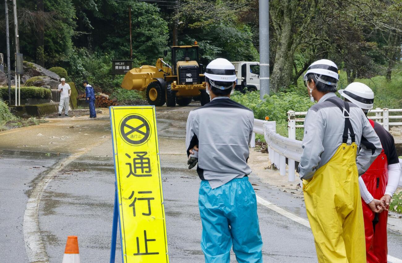 大雨で被災し、復旧作業が行われた福井市内の道路（共同）