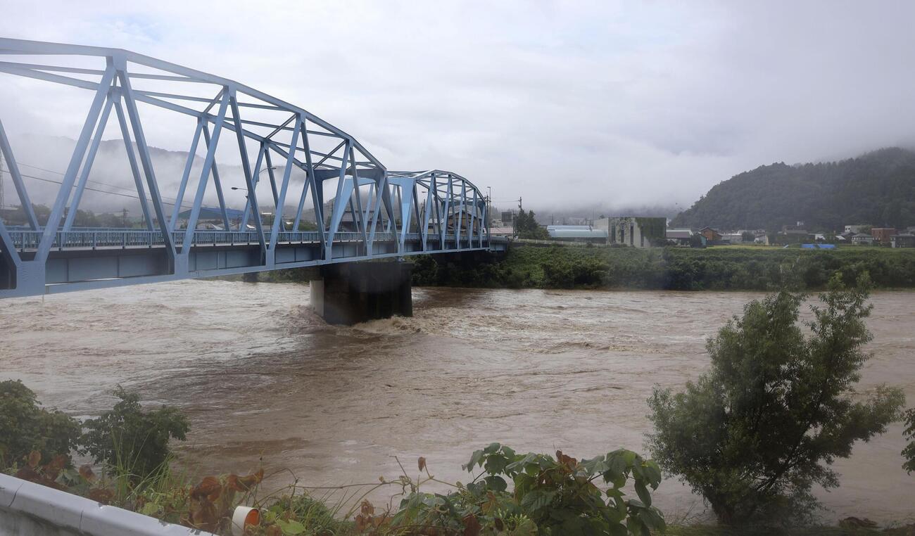 大雨で増水した九頭竜川（共同）