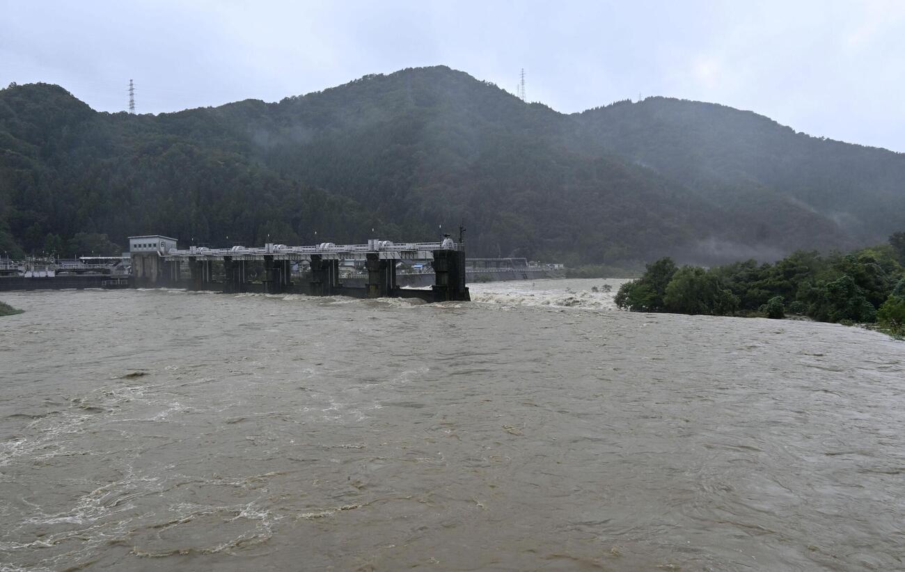 大雨で増水した九頭竜川（共同）