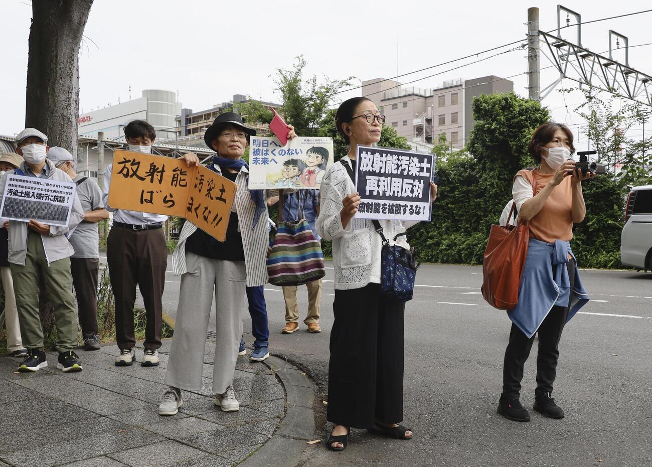 さいたま新都心合同庁舎1号館への除染土搬入に対し、反対の声を上げる市民ら＝30日午前、さいたま市(共同)