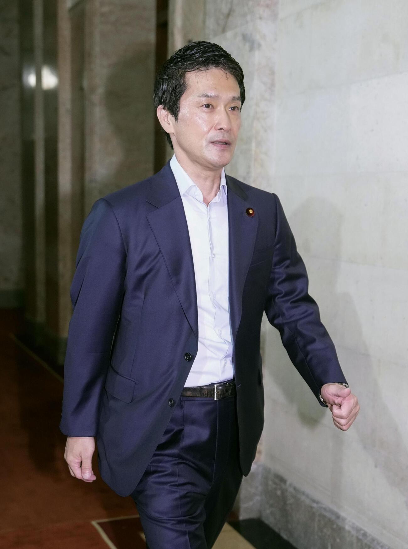 中道改革連合の臨時執行役員会に向かう小川代表＝31日午前、国会（共同）
