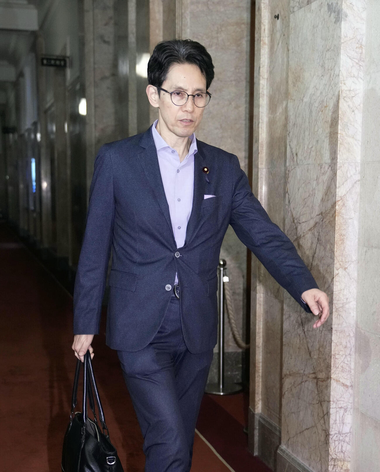 中道改革連合の臨時執行役員会に向かう階幹事長＝31日午前、国会（共同）