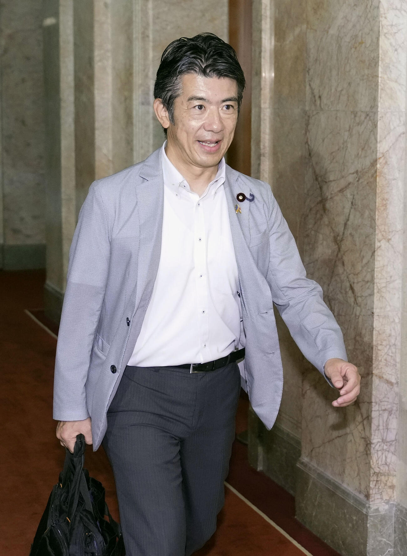 中道改革連合の臨時執行役員会に向かう重徳国対委員長＝31日午前、国会（共同）