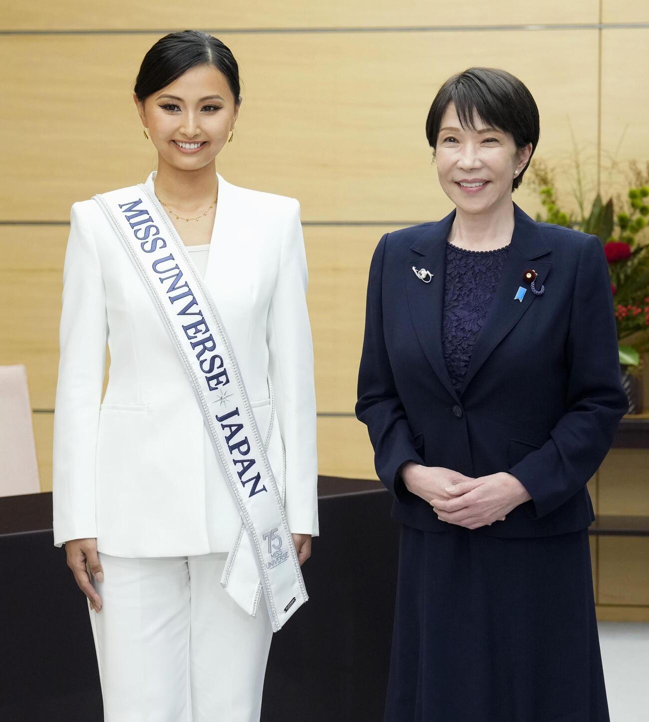 ミス・ユニバース2026年日本代表の伊藤さゆきさん（左）と面会した高市首相（共同）