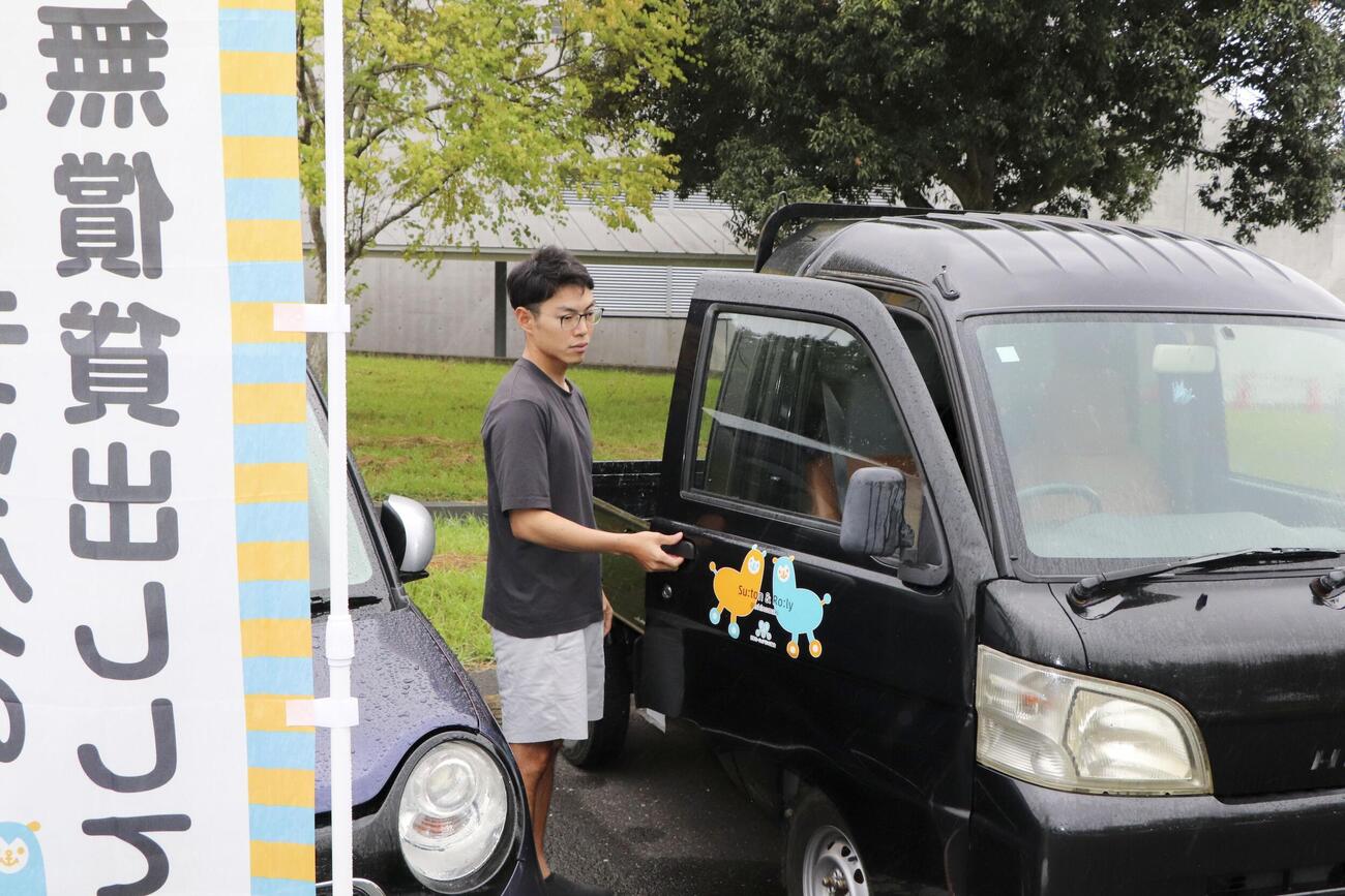 日本カーシェアリング協会から車を借りる男性（共同）