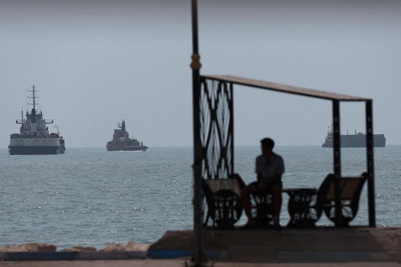 イランから見えるホルムズ海峡に浮かぶ船舶（West Asia News Agency提供、ロイター＝共同）