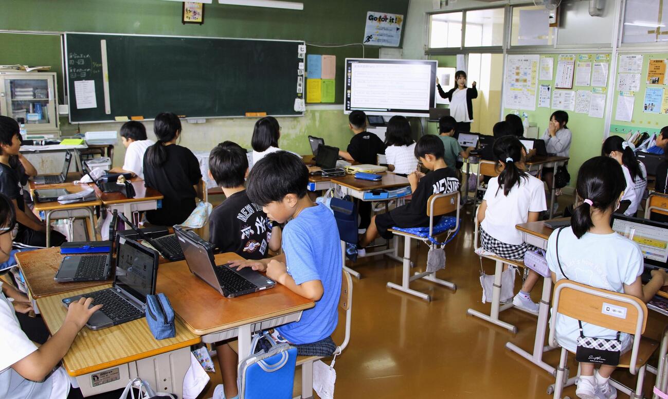 埼玉県久喜市立砂原小の「ひらめきたんきゅう科」の授業＝7月（共同）