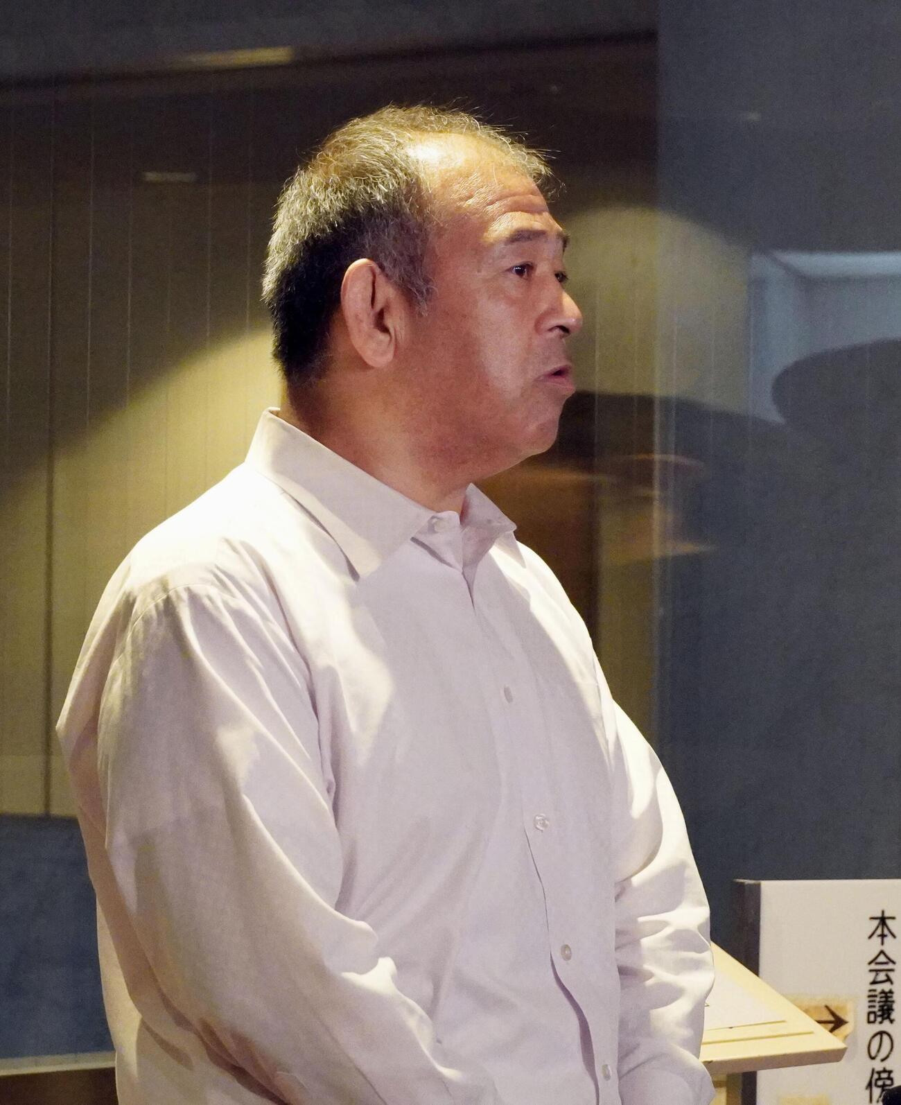 処分に関し、取材に応じる自民党福岡県議団の渡辺勝将会長（共同）