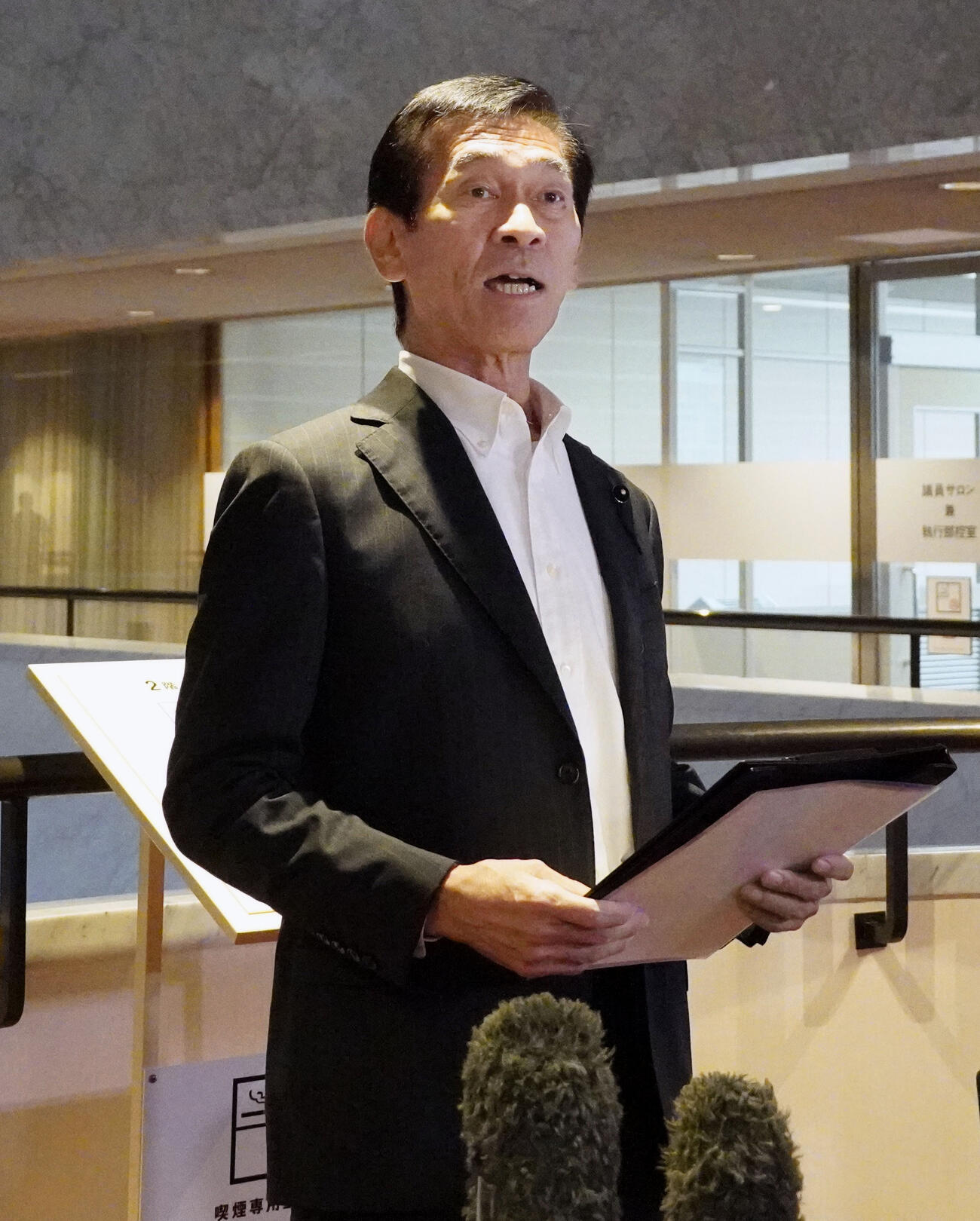 取材に応じる自民党福岡県議団の江藤秀之氏（共同）