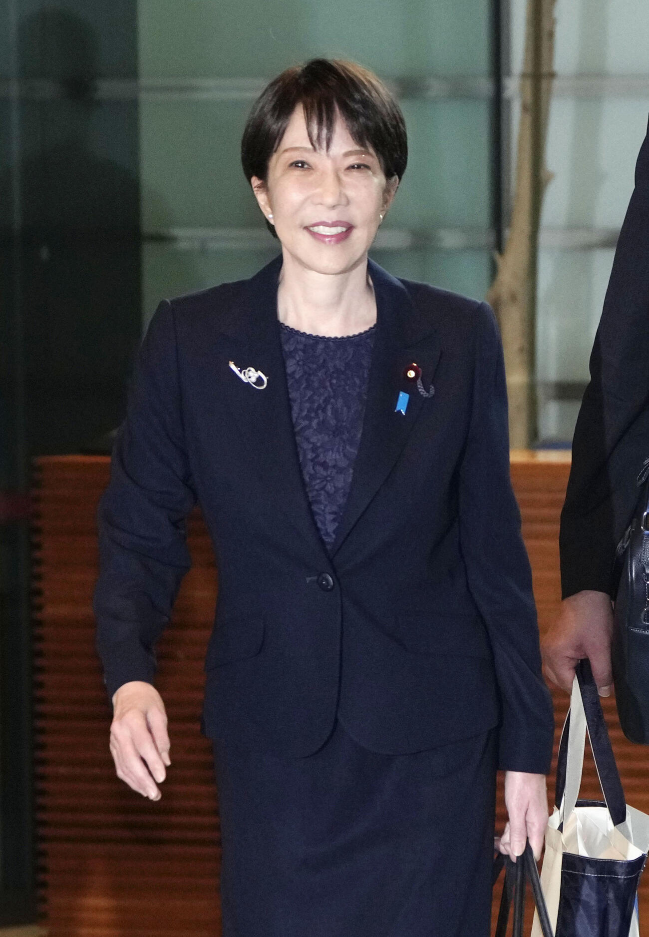 首相官邸に入る高市首相＝31日午前（共同）