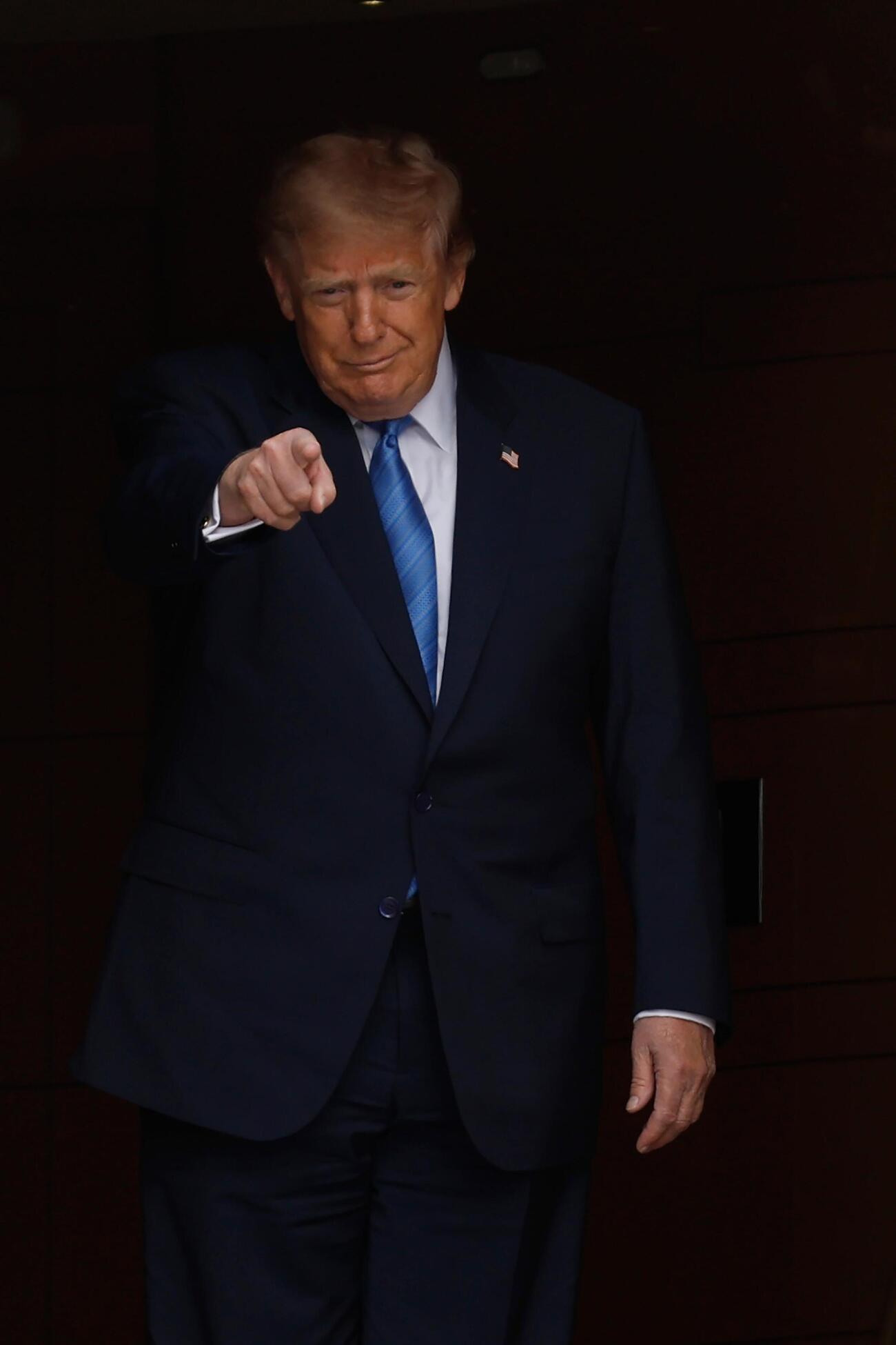 ポーズをとるトランプ米大統領＝8月28日、ワシントン郊外のアンドルーズ空軍基地（AP＝共同）