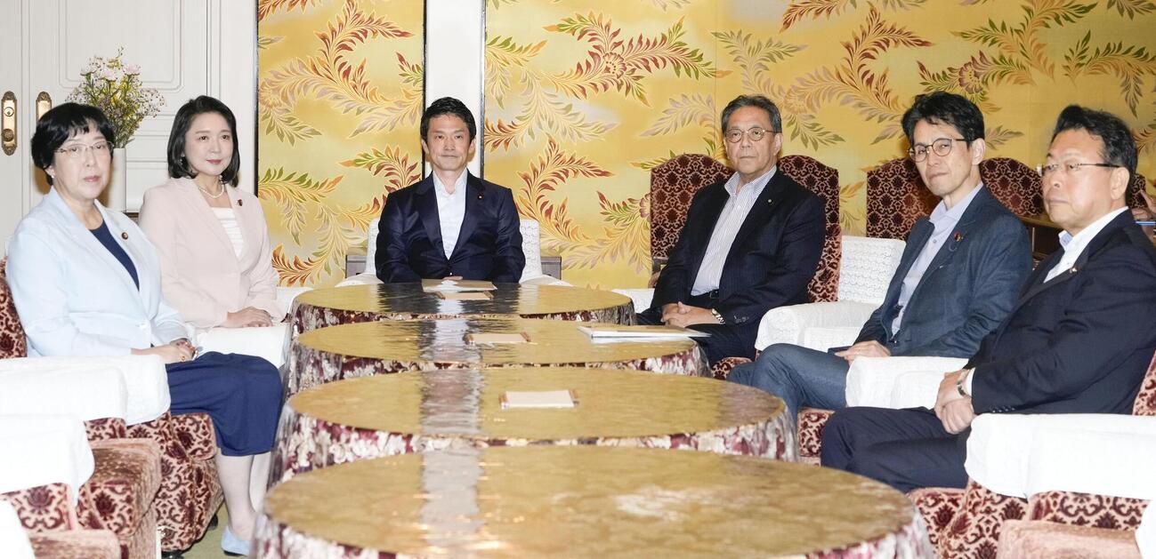 会談に臨む（左から）立憲民主党の田名部幹事長、公明党の竹谷代表、中道改革連合の小川代表、立民の水岡代表、中道の階幹事長、公明の西田幹事長（共同）