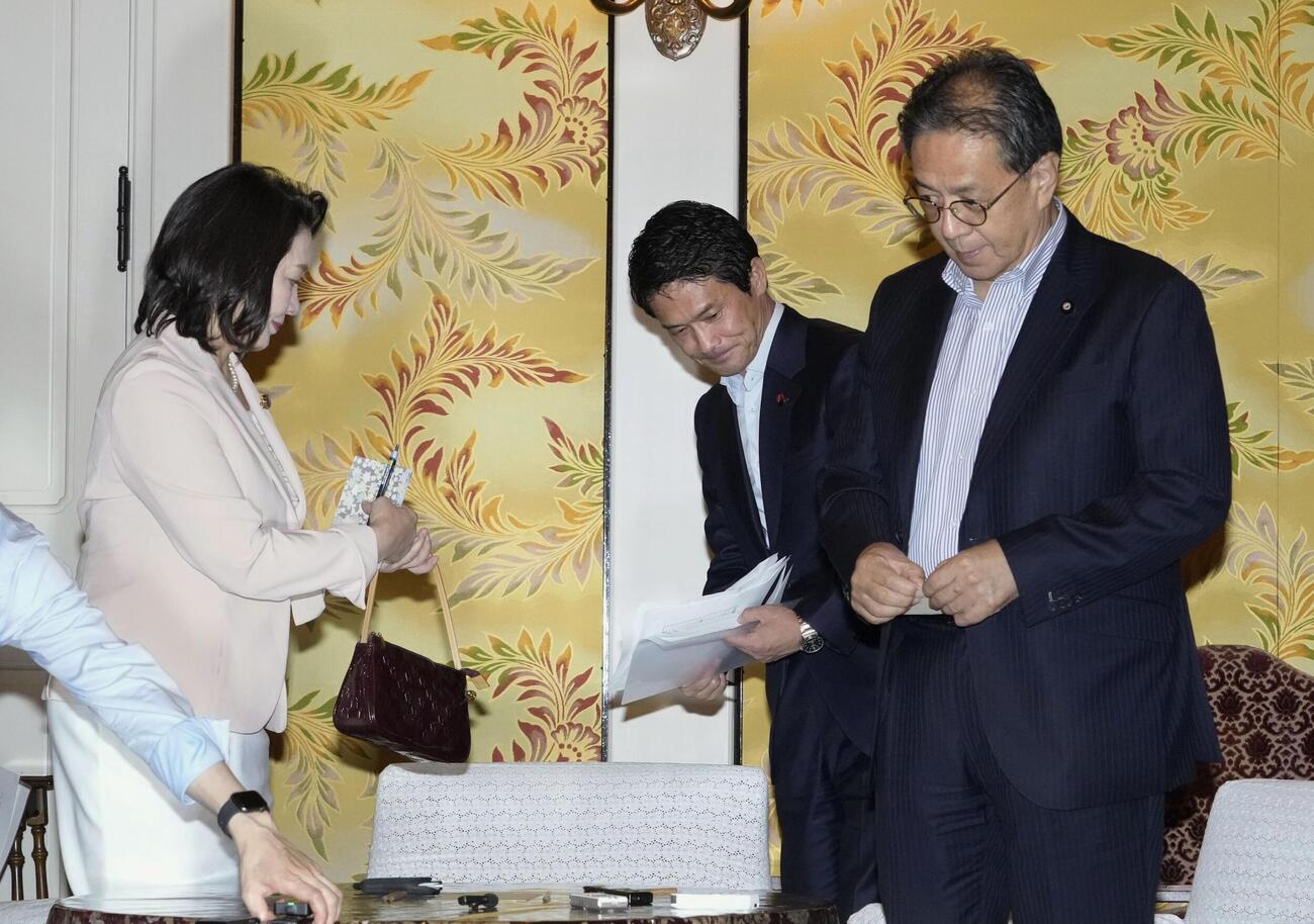 記者団への取材対応を終え、席を立つ（左から）公明党の竹谷代表、中道改革連合の小川代表、立憲民主党の水岡代表（共同）