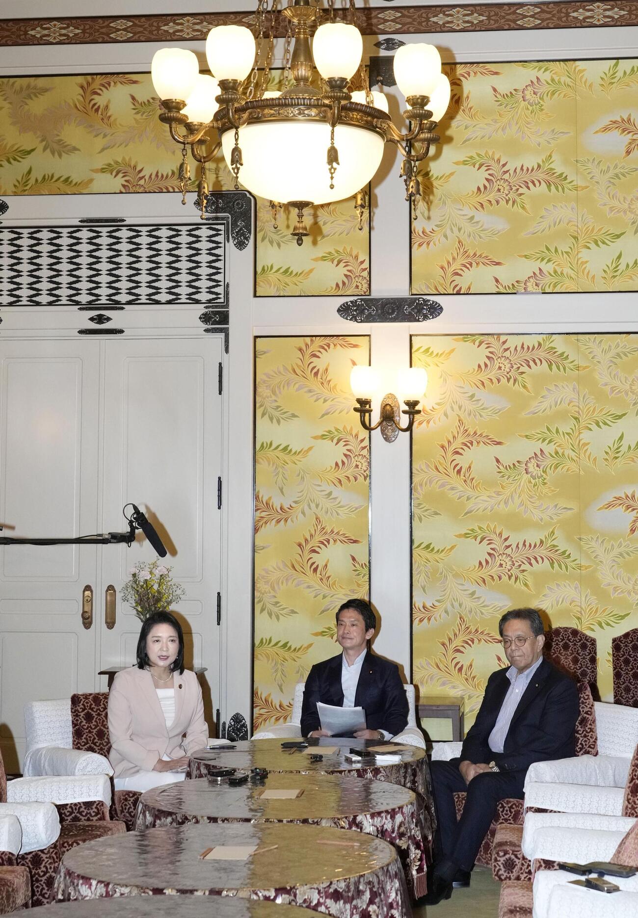 会談後、記者団の取材に応じる（左から）公明党の竹谷代表、中道改革連合の小川代表、立憲民主党の水岡代表（共同）
