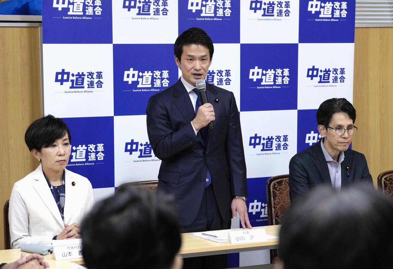 中道改革連合の臨時常任幹事会で発言する小川代表。右は階幹事長（共同）