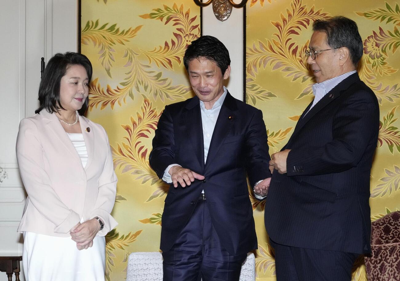 記者団への取材対応を終え、席を立つ、左から公明党の竹谷代表、中道改革連合の小川代表、立憲民主党の水岡代表（共同）
