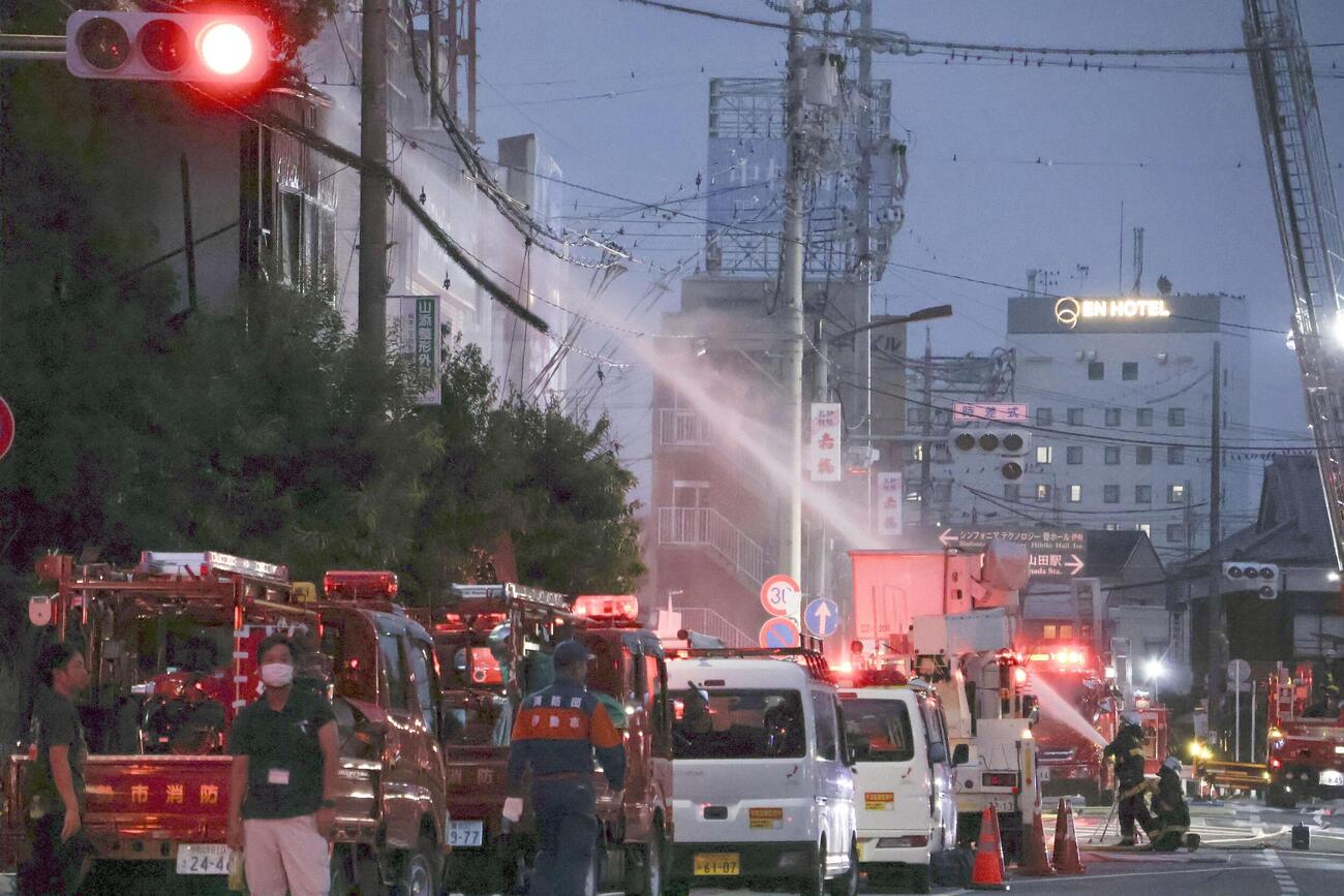 伊勢神宮外宮近くの明倫商店街の火災で、消火活動する消防隊員＝31日午後6時30分ごろ、三重県伊勢市