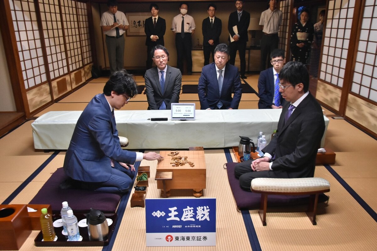 開幕局の前日検分を行う伊藤匠王座（左）と広瀬章人九段（右、日本将棋連盟提供）