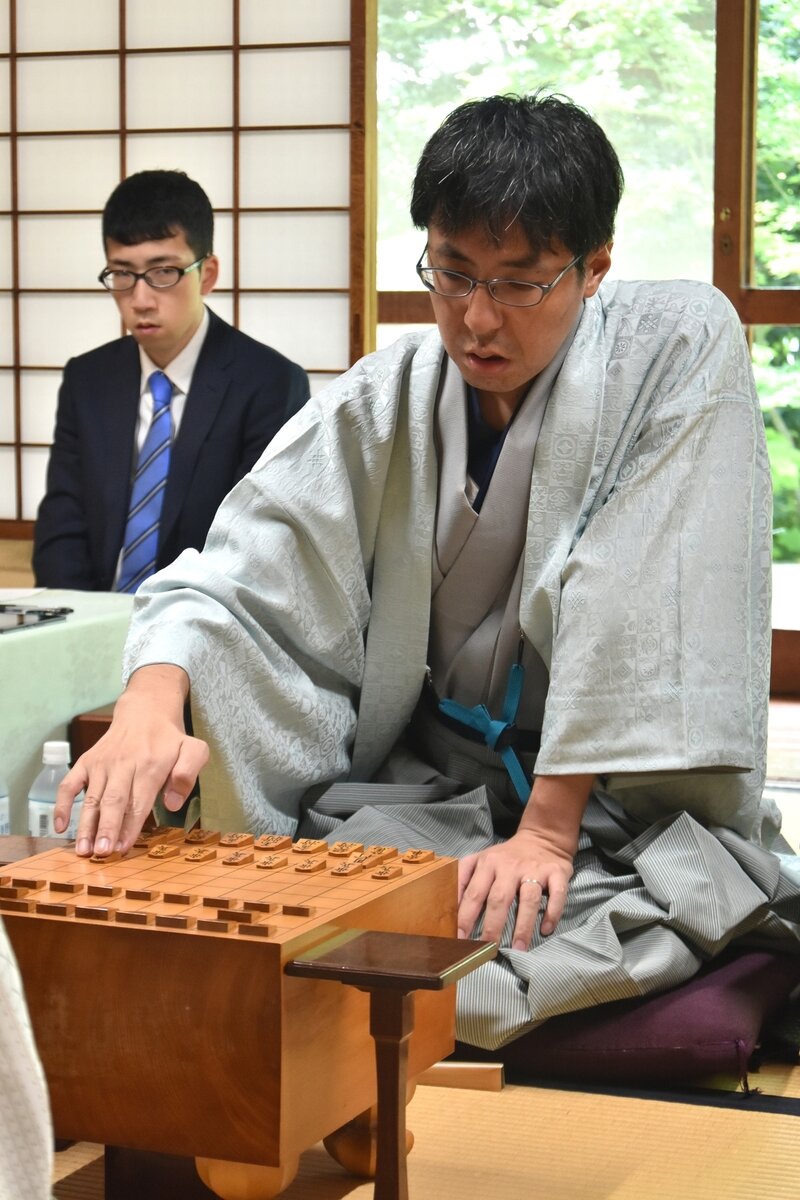 2026年9月1日、開幕局の前日検分を行う広瀬章人九段（日本将棋連盟提供）