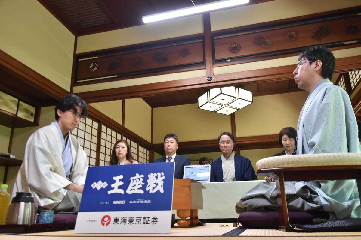 2026年9月1日、開幕局の前日検分を行う伊藤匠王座（左）と広瀬章人九段（右、日本将棋連盟提供）