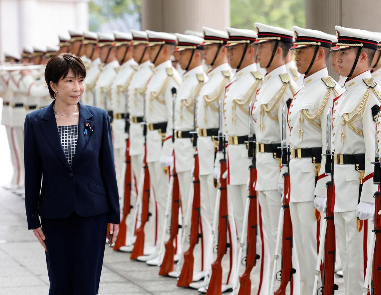 「自衛隊指揮官幹部会同」で、儀仗隊を視察する高市早苗首相（ロイター）
