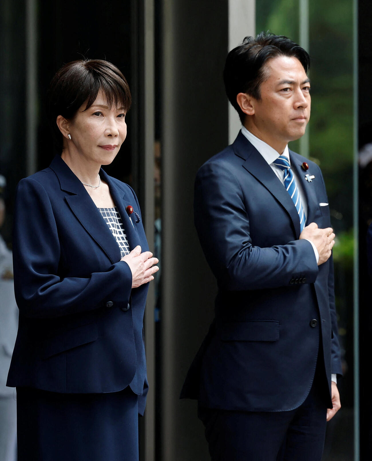 「自衛隊指揮官幹部会同」で儀仗隊を視察する高市早苗首相と小泉進次郎防衛相（ロイター）