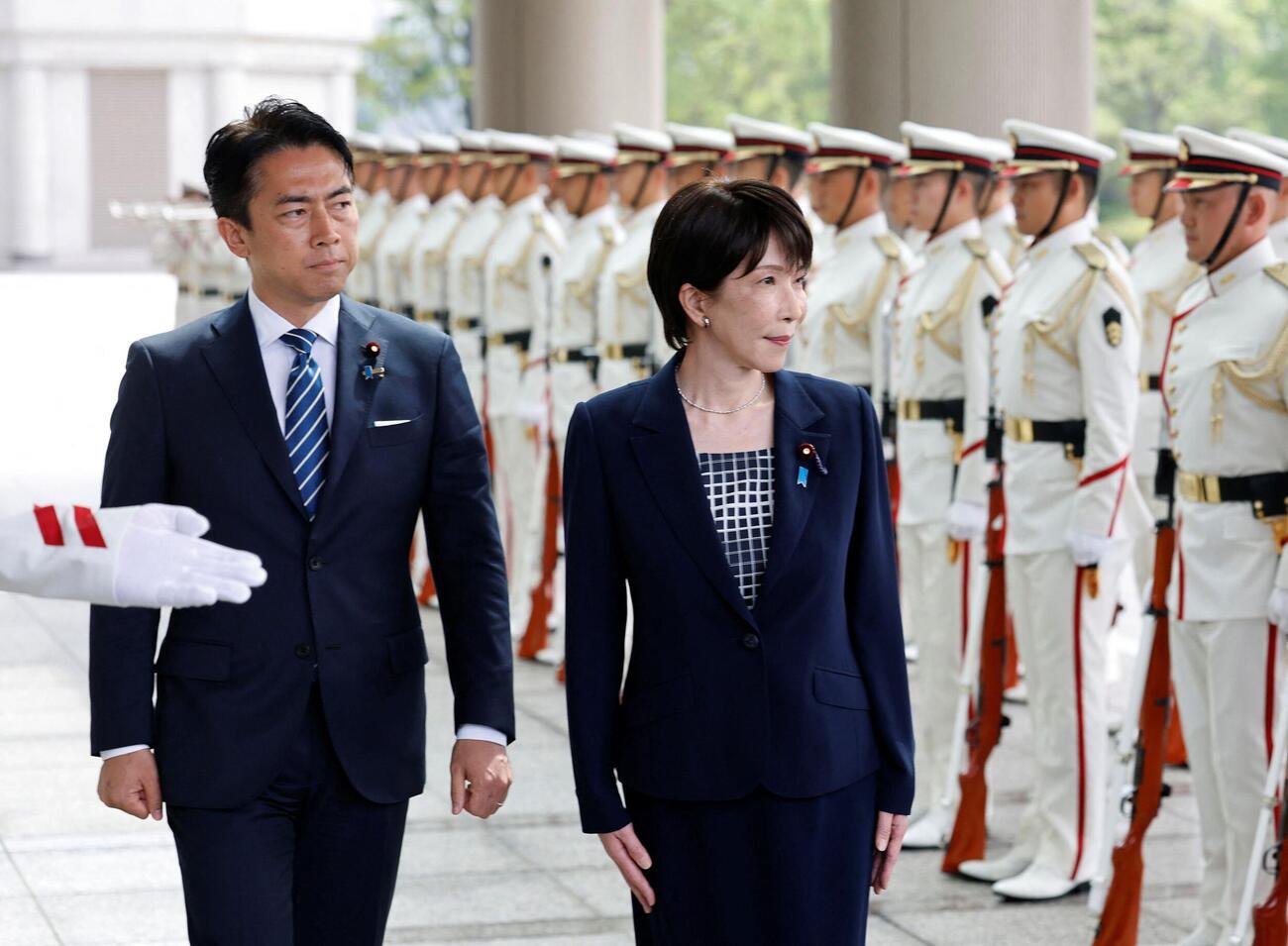 「自衛隊指揮官幹部会同」で儀仗隊を視察する高市早苗首相と小泉進次郎防衛相（ロイター）