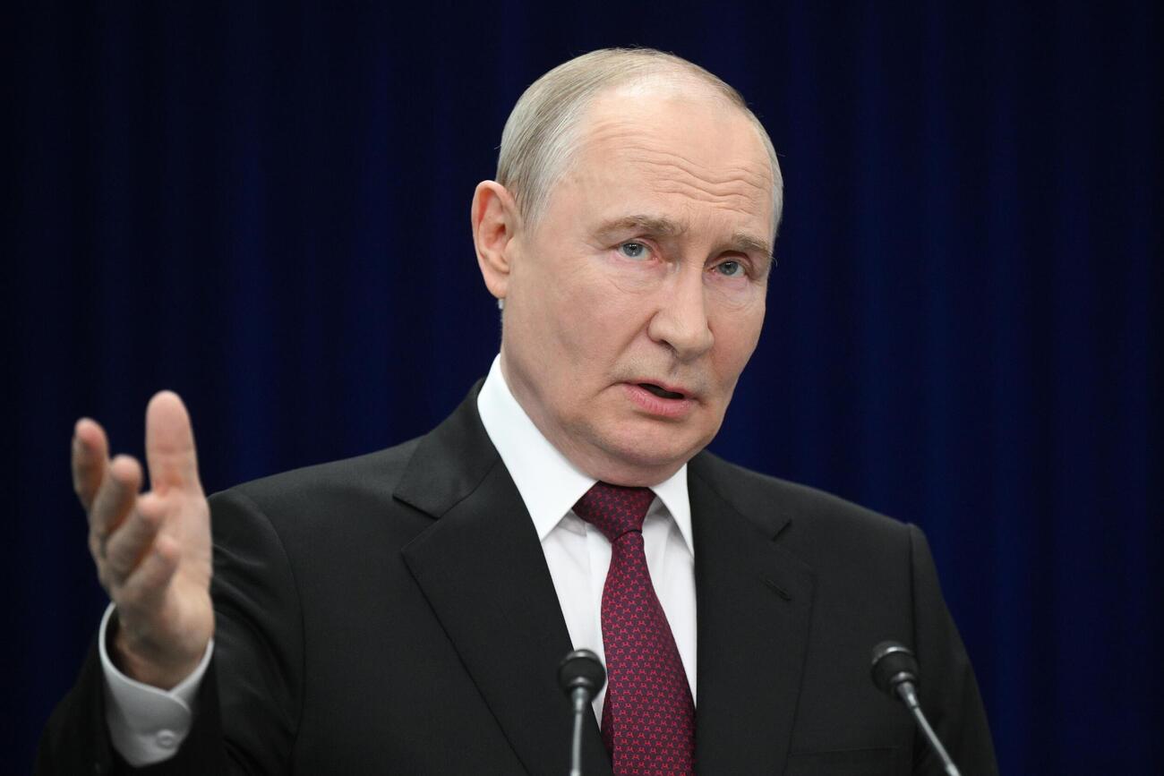 キルギス・ビシケクで記者会見するロシアのプーチン大統領（タス＝共同）