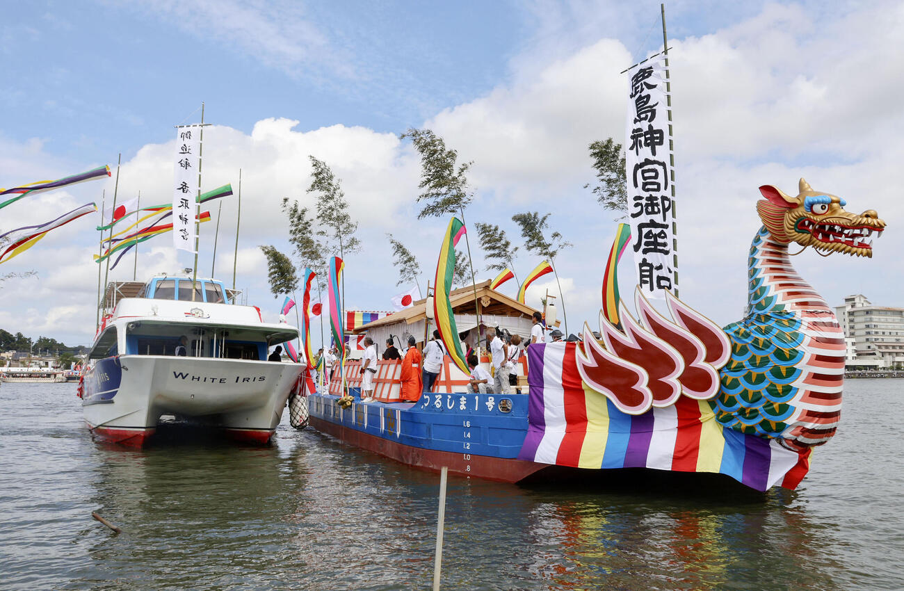 神事のため御座船（右）に近づく香取神宮の船（共同）