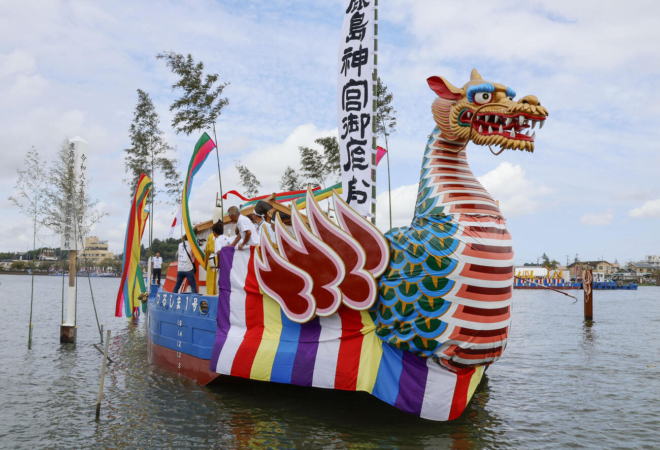 鹿島神宮式年大祭「御船祭」でみこしを載せ運ぶ「御座船」（共同）