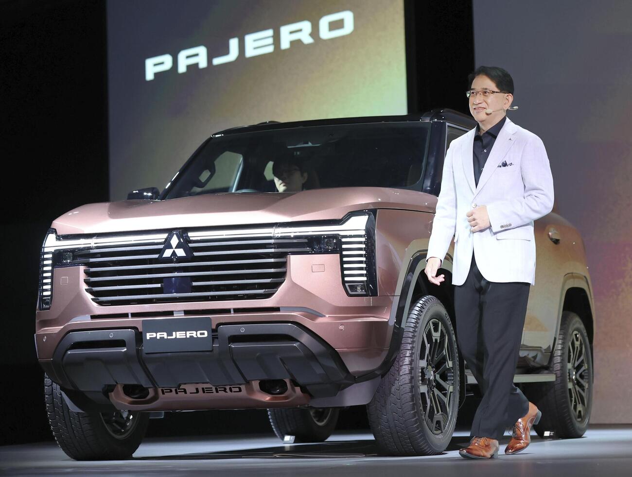 初公開された三菱自動車の新型「パジェロ」。右は岸浦恵介社長(共同)