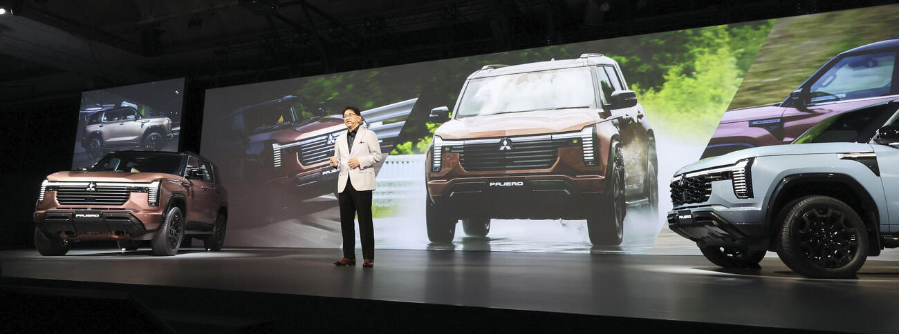 初公開された三菱自動車の新型「パジェロ」。中央は岸浦恵介社長＝2日午後、東京都港区(共同)