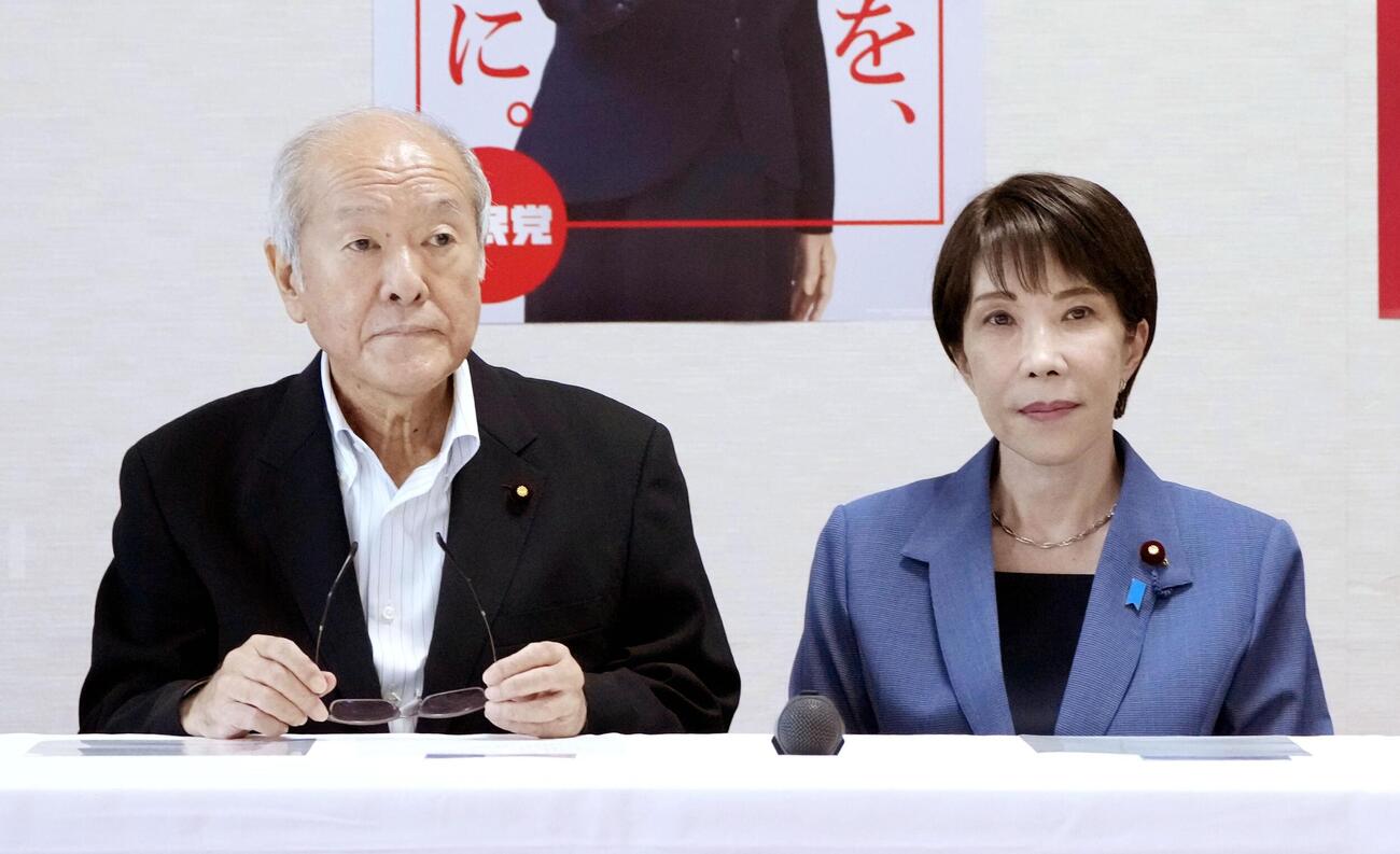 自民党の役員会に臨む高市首相（右）と鈴木幹事長＝8月、東京・永田町の党本部(共同)