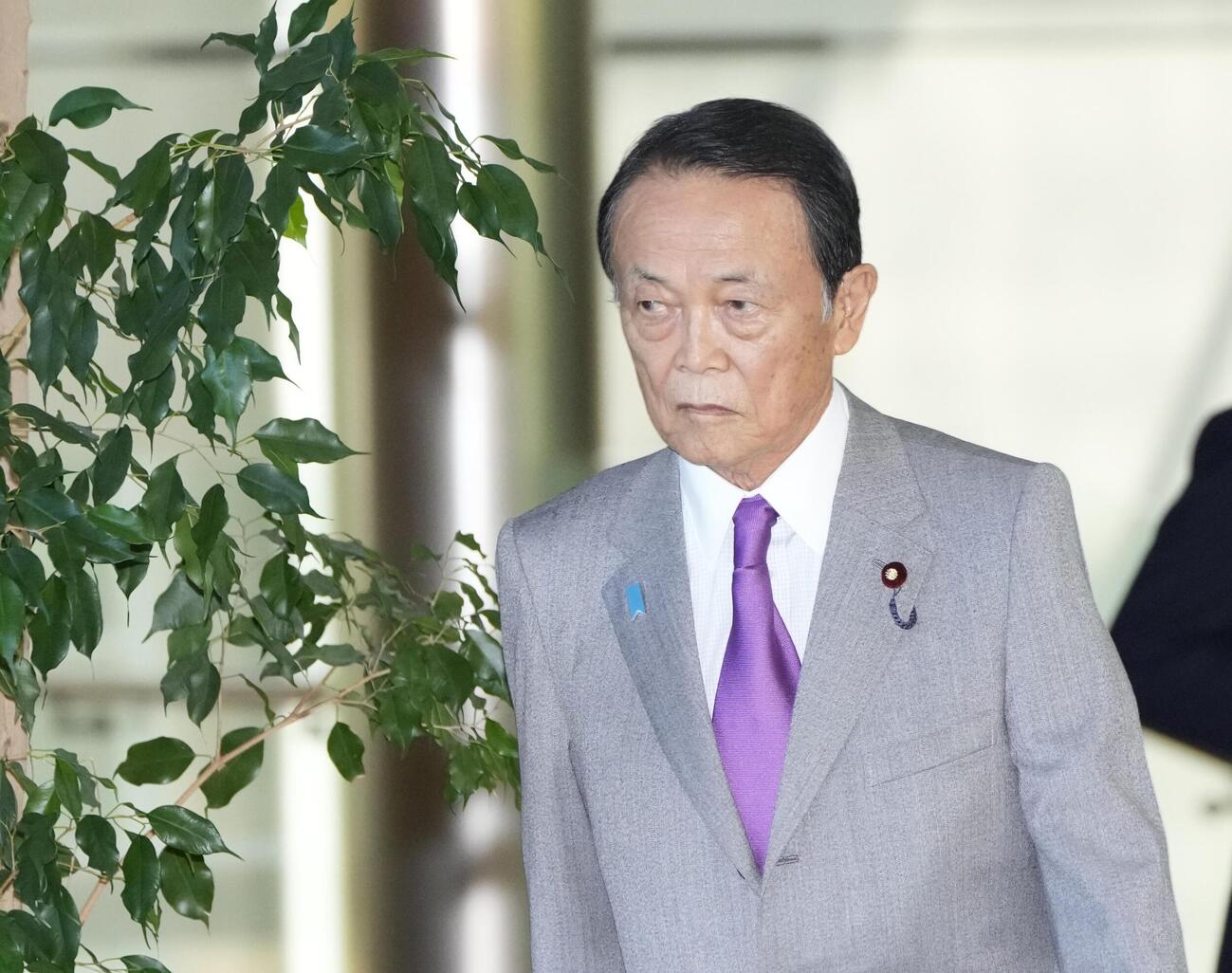 高市首相と昼食を取りながら会談し、首相官邸を出る自民党の麻生副総裁＝8月(共同)