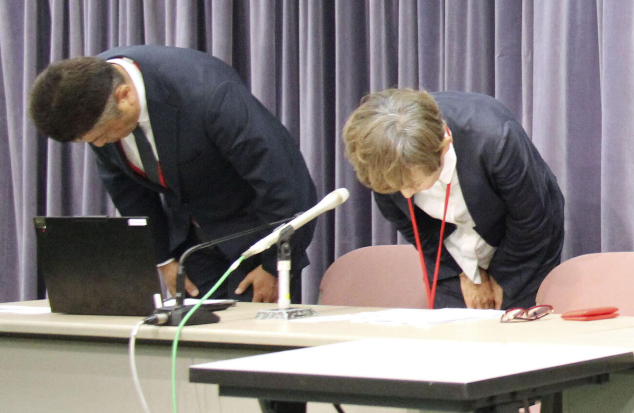 記者会見で社主のハラスメント事案について謝罪する東京エムケイの松原京美社長（右）ら（共同）