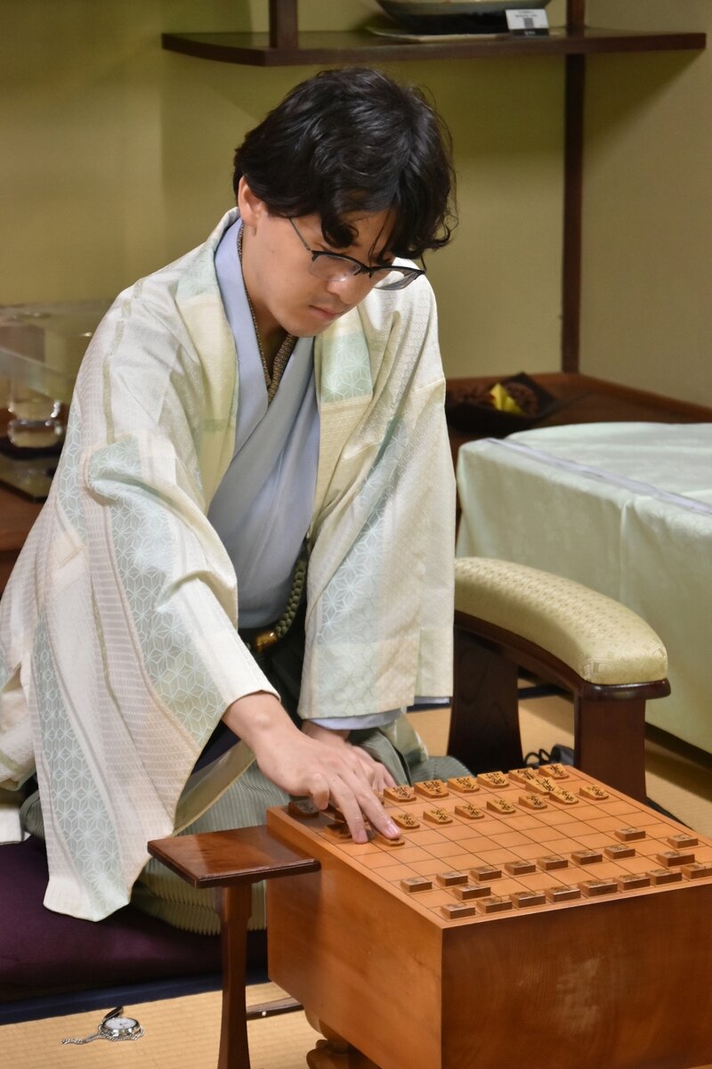 初防衛を目指す後手の伊藤匠王座（日本将棋連盟提供）