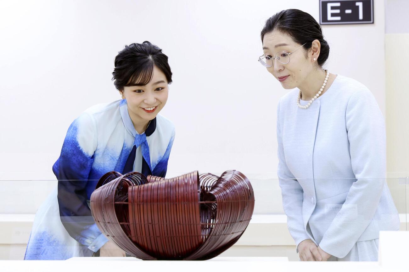 第73回日本伝統工芸展で大木淑恵さん（右）の説明を聞きながら作品を鑑賞される佳子さま＝3日午前、東京都中央区（代表撮影）