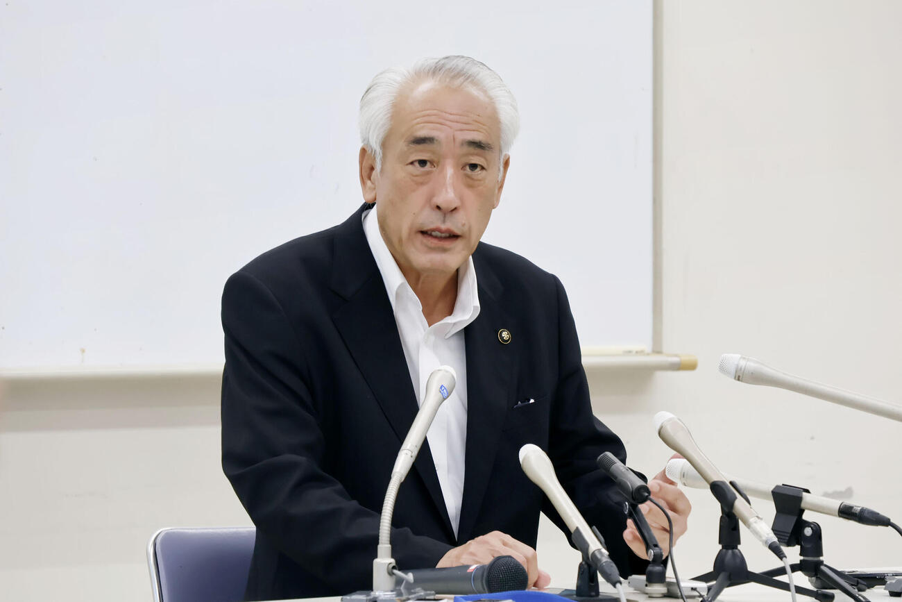 判決を受け、報道陣の取材に応じる茨城県神栖市の木内敏之市長（共同）
