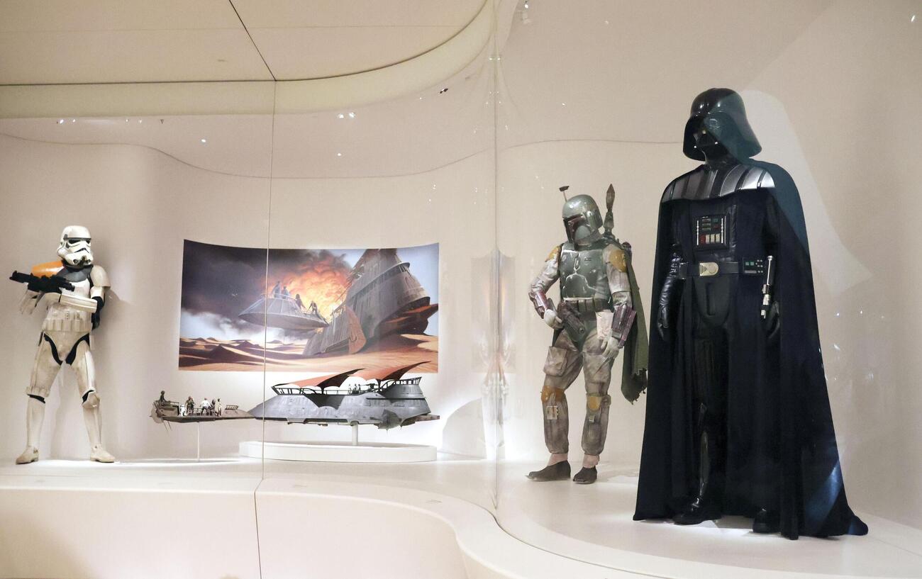 ジョージ・ルーカス監督らが設立した美術館で、展示された「ダース・ベイダー」の衣装（右）など共同）